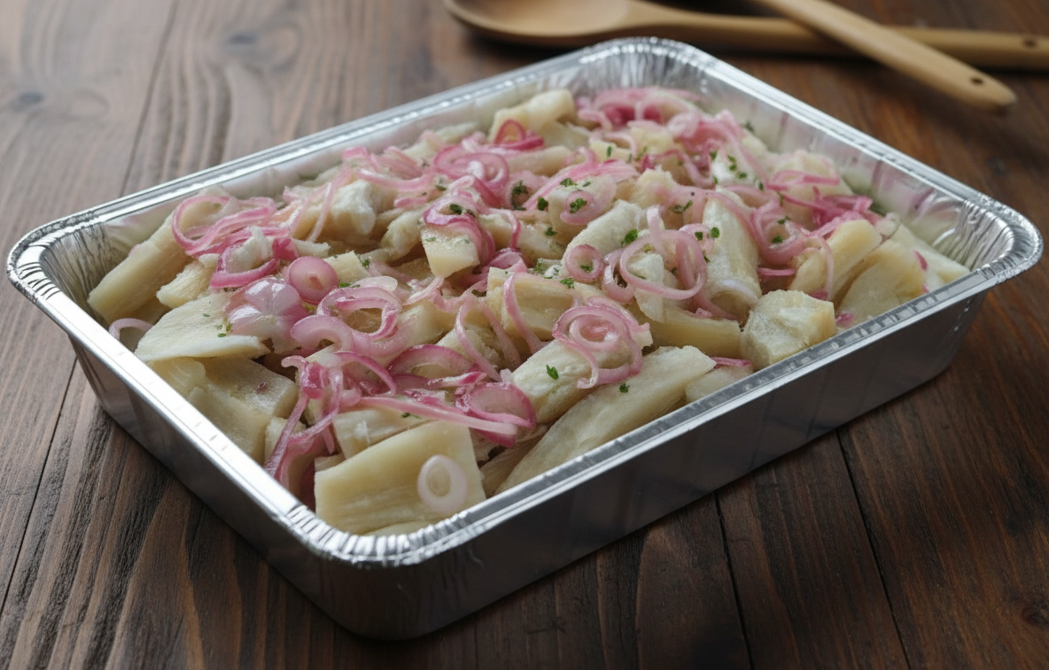 Yuca sancochada cubierta con una salsa de cebolla.